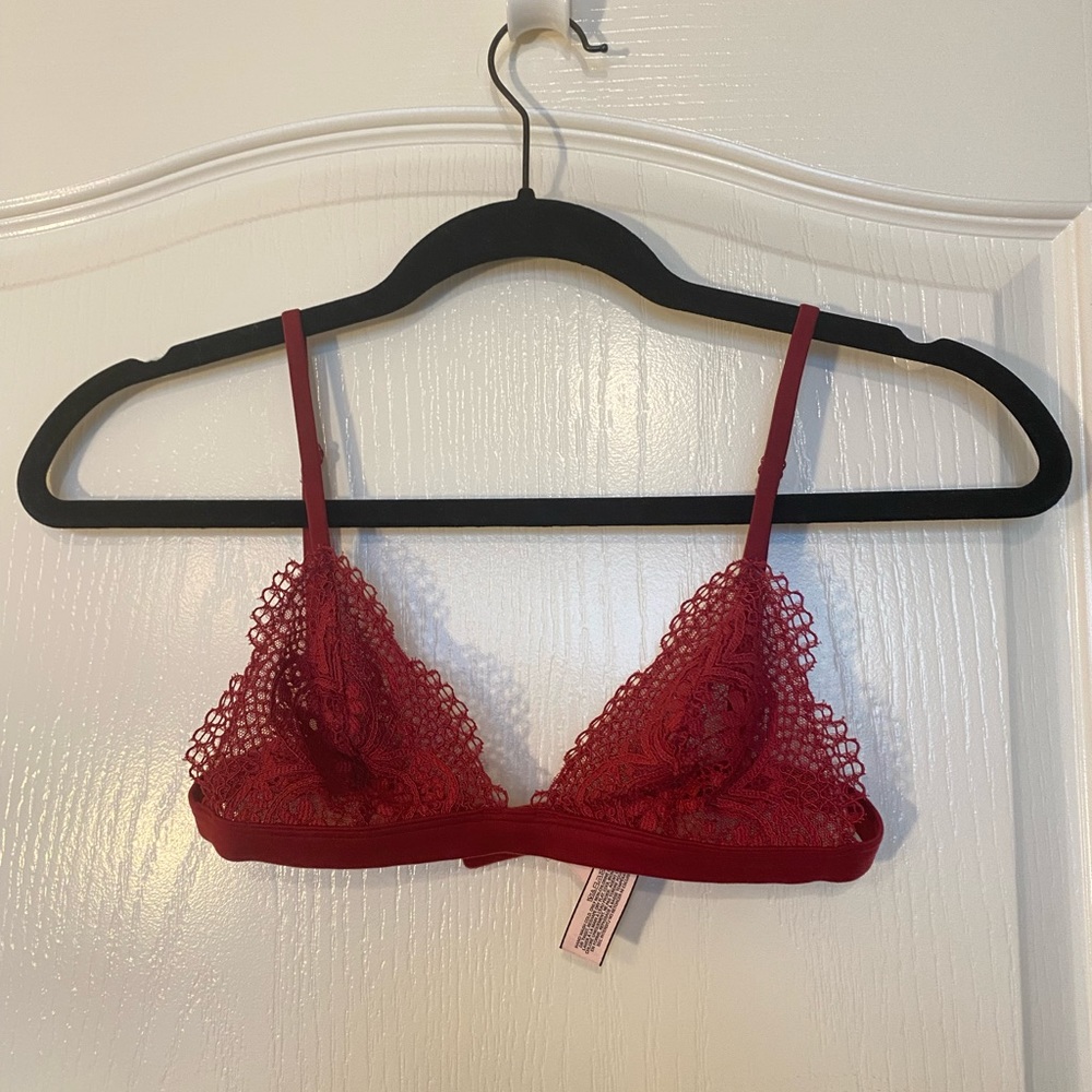 Victoria’s Secret XS red bralette lace with hook closure in back